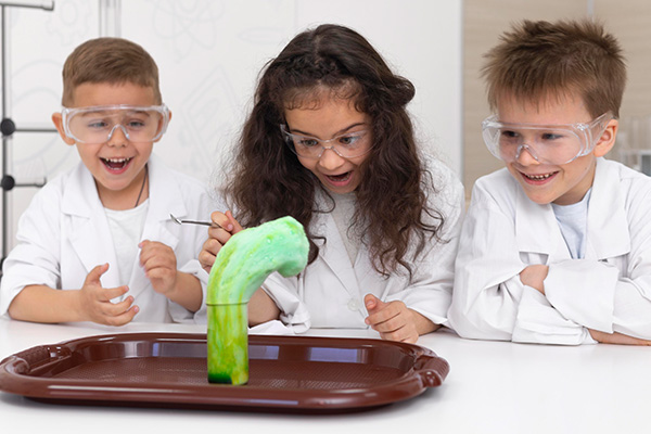 kids-doing-chemical-experiment-school